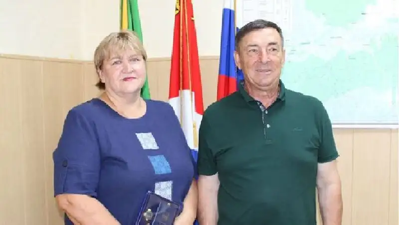 В России бабушка отбила внучку от медвежонка, ее наградили