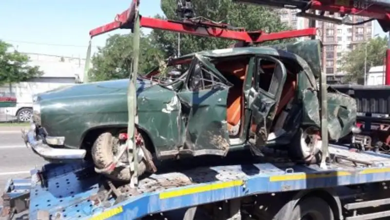 Раритетная «Волга» попала в ДТП в Алматы