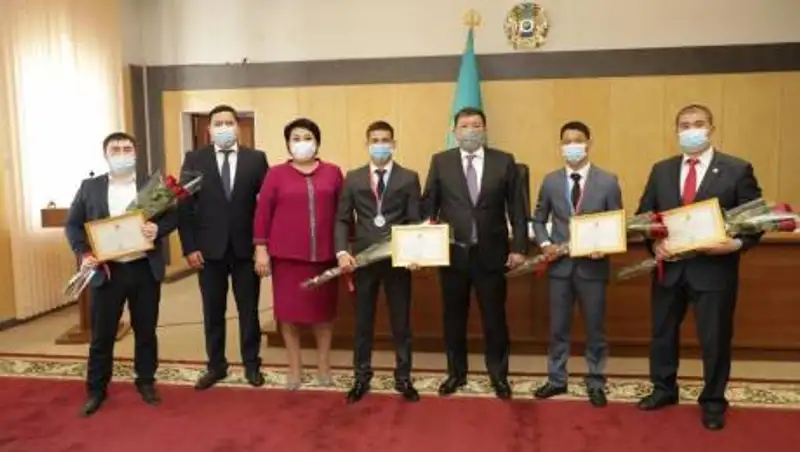 Махамбет Досмухамбетов наградил ряд спортсменов