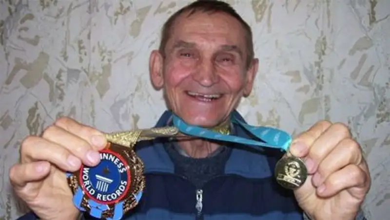 Костанайский ветеран-гиревик установил мировой рекорд Гиннесса в третий раз