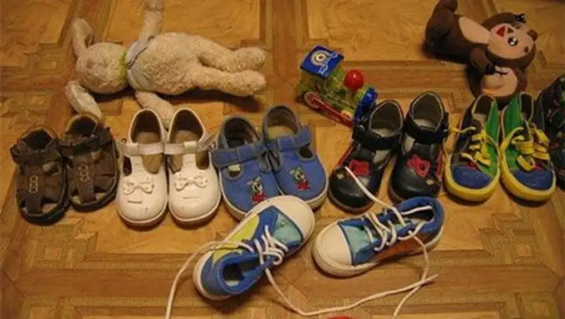 Многодетная семья, которая жила в убогом бараке, переезжает в новую квартиру