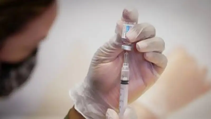 Власти будут платить по $100 за прививку от COVID-19 в Нью-Йорке