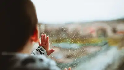 Двухлетний ребенок выпал из окна многоэтажки в Талдыкоргане, фото - Новости Zakon.kz от 19.08.2022 09:15