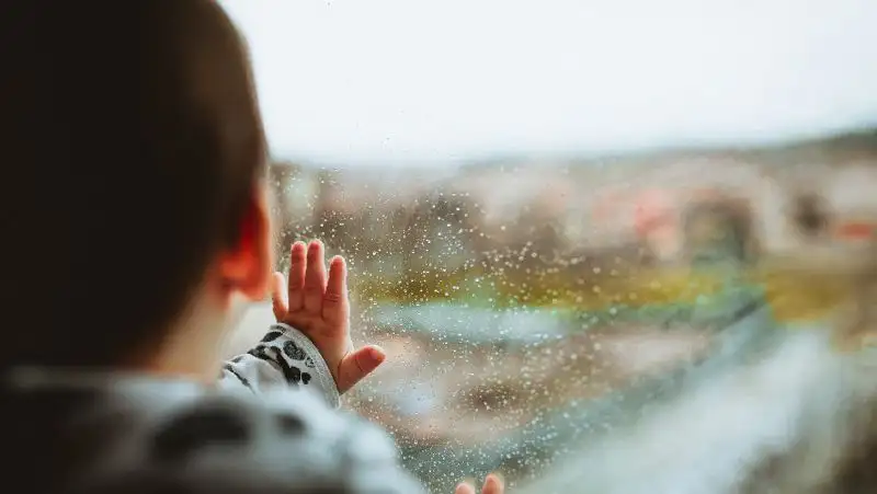 Двухлетний ребенок выпал из окна многоэтажки в Талдыкоргане