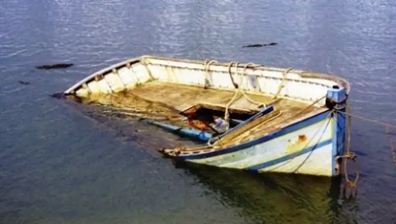 В ВКО лодка с семью пассажирами пошла на дно Иртыша