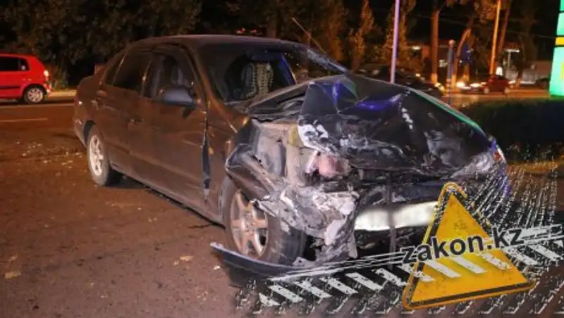 Два автомобиля, не поделив дорогу, столкнулись около заправки в Алматы