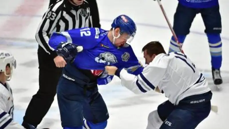"Барыс" проиграл "Динамо" в матче с драками хоккеистов и шайбой от Бойда