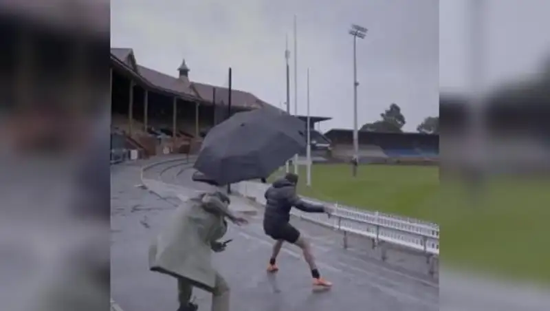 Молния поразила мяч после удара футболиста