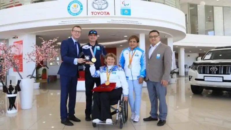 Toyota передала 4 автобуса Национальному Паралимпийскому Комитету