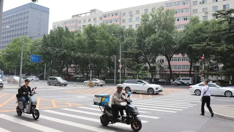 Китай Пекин дорога люди мотористы, фото - Новости Zakon.kz от 05.09.2023 14:20