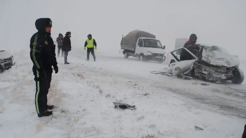 В Костанайской области на трассе в смертельное ДТП попали пять автомобилей