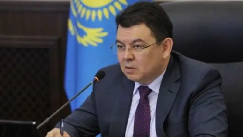 Акима Павлодарской области возмутило, что начальники от медицины получают по 800 тысяч