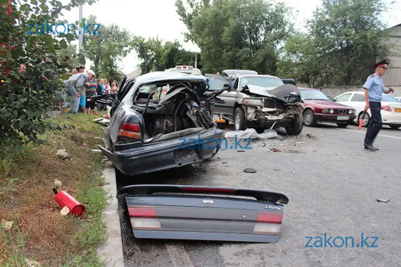 Один человек погиб и 5 пострадали в результате жуткого ДТП в Алматы (фото), фото - Новости Zakon.kz от 22.07.2013 17:42