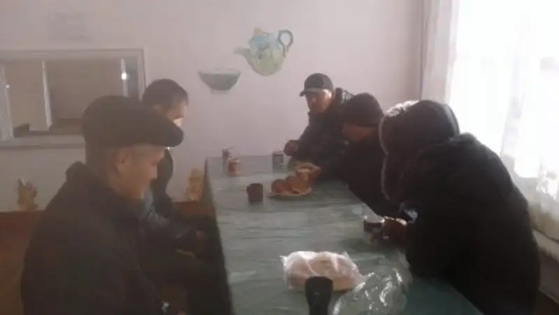 Спасатели СКО эвакуировали граждан Таджикистана с заснеженной трассы