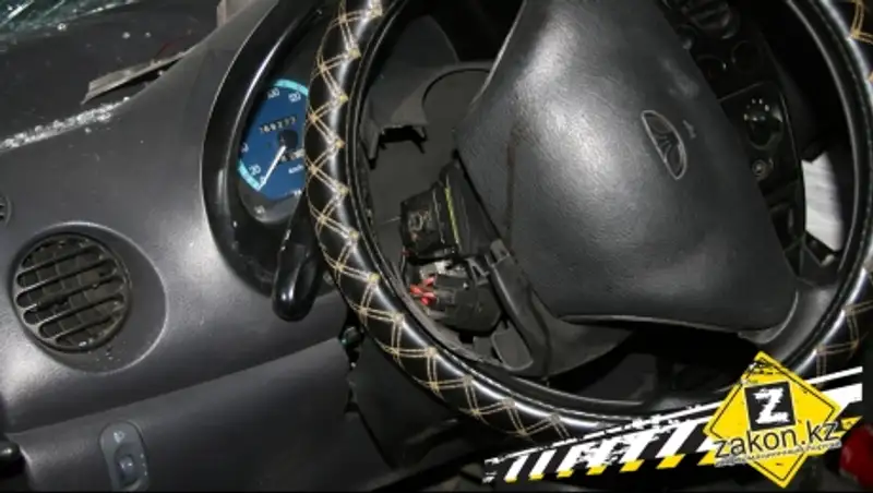 По проспекту Рыскулова в Алматы машина въехала в отбойник моста