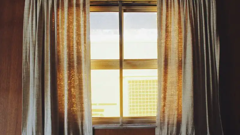 Наглоталась таблеток — женщина выпрыгнула из окна многоэтажки в Алматы