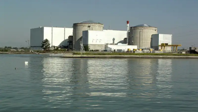Во Франции закрывают старейшую АЭС