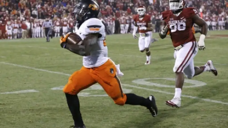 Американский футболист пытался задушить беременную подругу