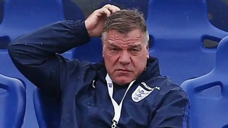 Тренера сборной Англии по футболу уволили из-за скандала со взяткой