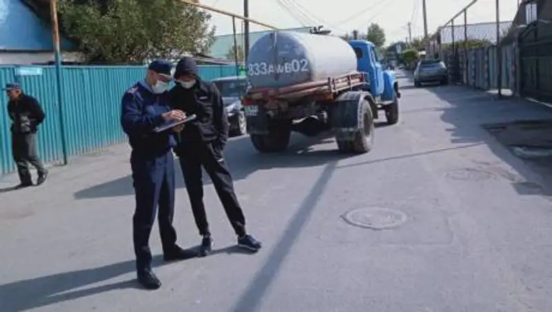 В Алматы наказан ассенизатор, сливавший нечистоты в канализационный люк