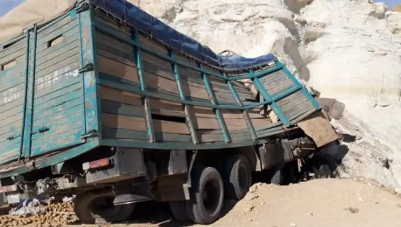 Кабина всмятку: Водитель грузовика погиб в ДТП в Мангистау