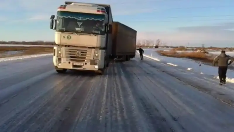 Под Костанаем водители нескольких грузовых автомобилей оказались заложниками обстоятельств
