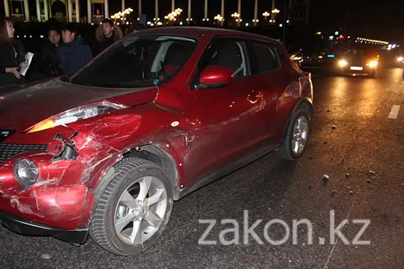 Две машины такси протаранил пьяный водитель Мерседеса в Алматы (фото) Две машины такси протаранил пьяный водитель Мерседеса в Алматы (фото), фото - Новости Zakon.kz от 18.11.2013 20:48