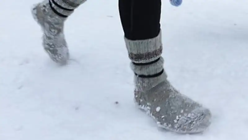 В Костанае участковый бежал в носках по снегу за мошенником