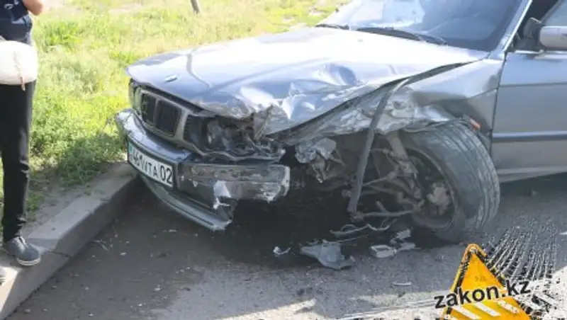 В Алматы из-за проблем с ходовкой BMW попал в крупное ДТП