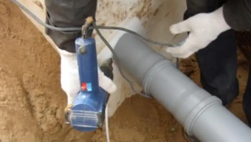 В Наурызбайском районе Алматы устанавливают канализационные и водопроводные трубы