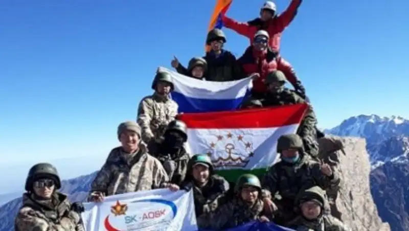 Военные разведчики водрузили флаг ОДКБ на вершину пика Нурсултан