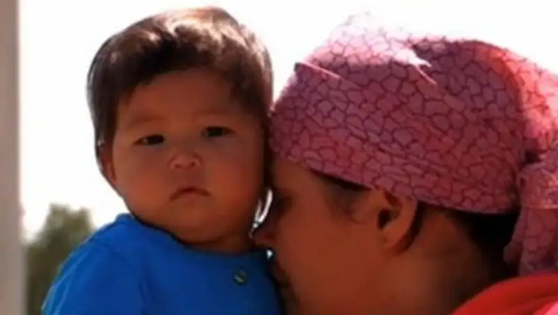 Матери, которая скитается на улице с пятью детьми, обещают помочь