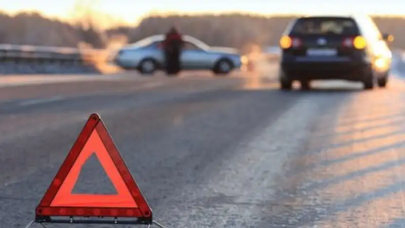 В Алматы автомобиль едва не улетел с моста