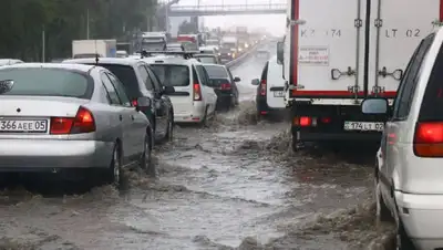 дождь, алматы, дороги , фото - Новости Zakon.kz от 11.05.2022 15:34