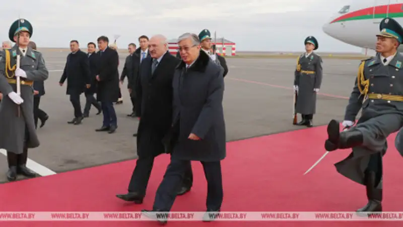 Токаев встретил Лукашенко в аэропорту Нур-Султана