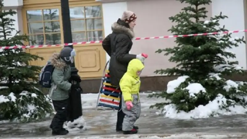 Директора лицея в Темиртау наказали за отмену уроков в гололед