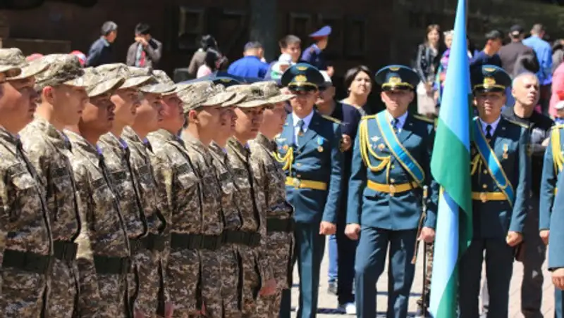 Аким Байбек проводил в армию алматинских призывников