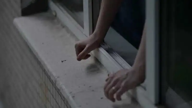 Две школьницы выпали из окна пятого этажа в Экибастузе