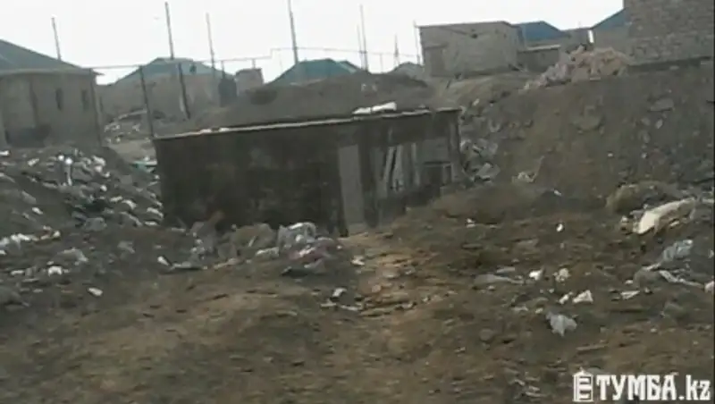 В Мангистау семья с тремя детьми жила в вагончике посреди свалки