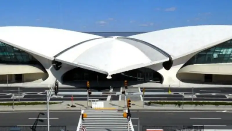 В аэропорту им. Кеннеди в Нью-Йорке проводится эвакуация из-за сообщений о стрельбе