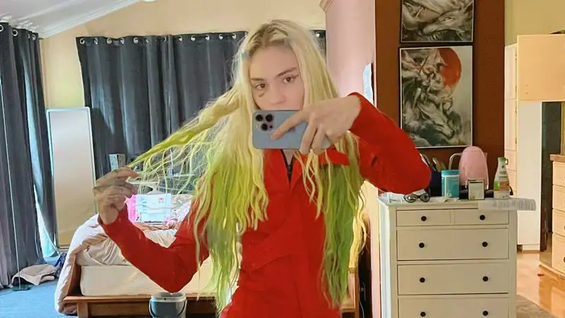 Бывшая жена Илона Маска певица Граймс поменяла имя дочери на Y