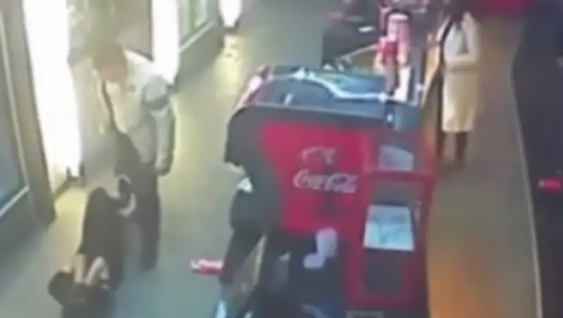 Парень, пнувший девушку в столичном кинотеатре, отпущен под залог