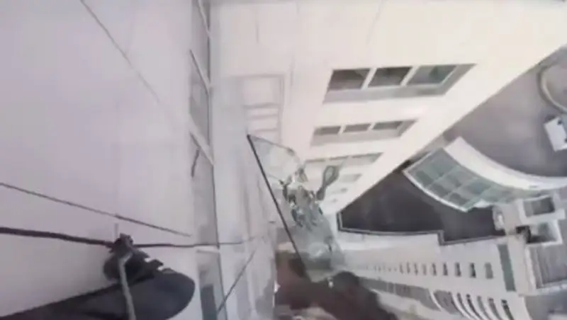 Падение 380-килограммового стекла с 47 этажа здания в Москве сняли на видео