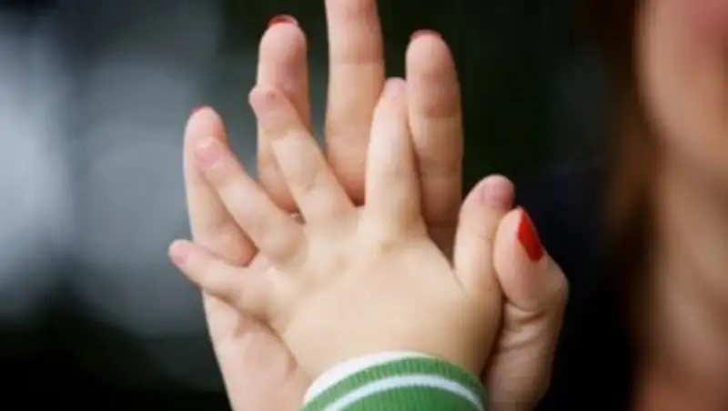 Молодая казахстанка вынуждена жить с ребенком на улице