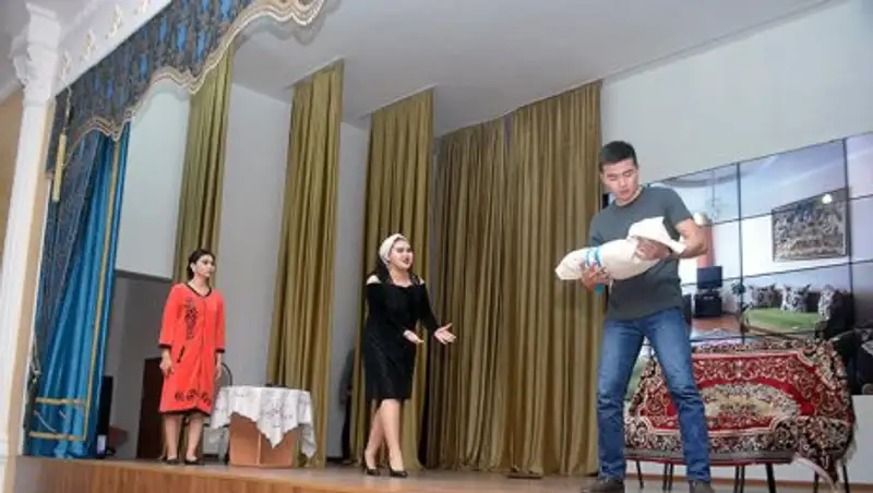 Таразда жастар театры жа&#1187;а спектаклін &#1179;ойды