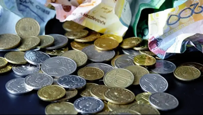 Тенге в реальном выражении ослаб на 29,9% за 2015 г.