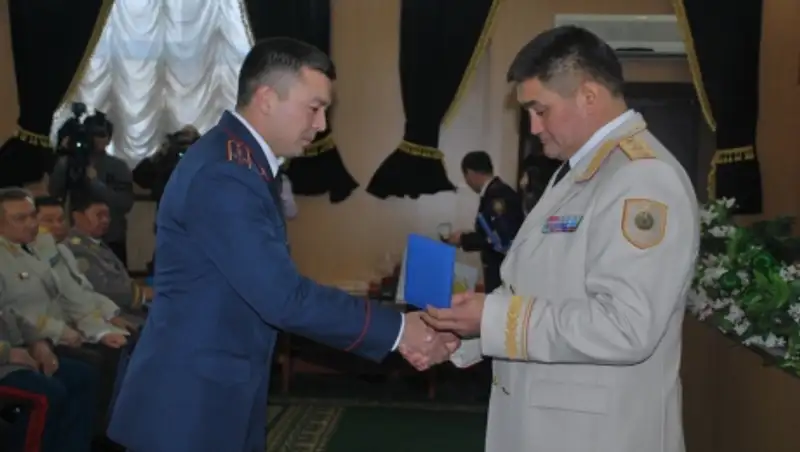 Медалями "Ерлігі &#1199;шін" награждены алматинские полицейские, спасшие людей из пожара