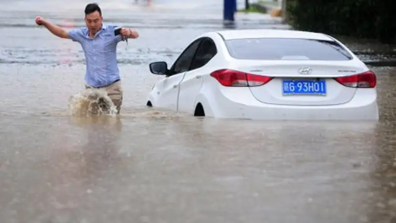 Оранжевый уровень опасности объявлен в Китае из-за ливней