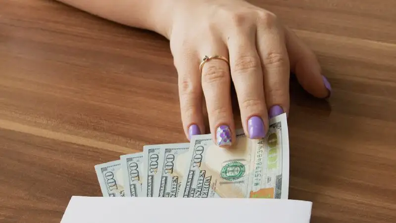 Бухгалтер вымогал деньги у сотрудников госпредприятия в Костанайской области