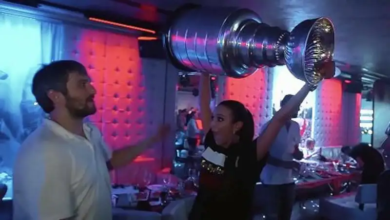 Бузова чуть не уронила Кубок Стэнли